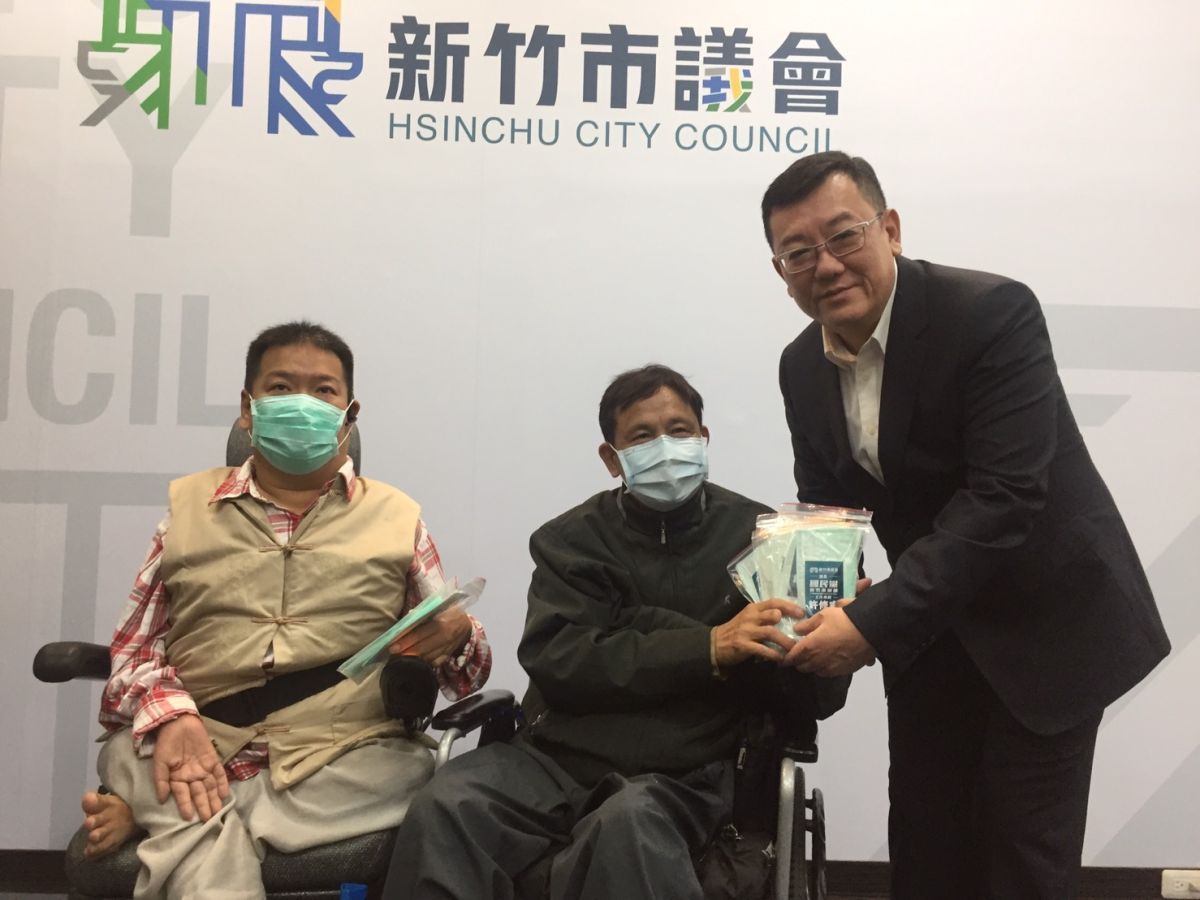 ▲新竹市議長許修睿日前接獲身障團體陳情表示買不到口罩，他募得200個口罩，今日上午捐贈給新竹市脊髓損傷者協會。(圖/記者金祐妤攝，2020.2.11)