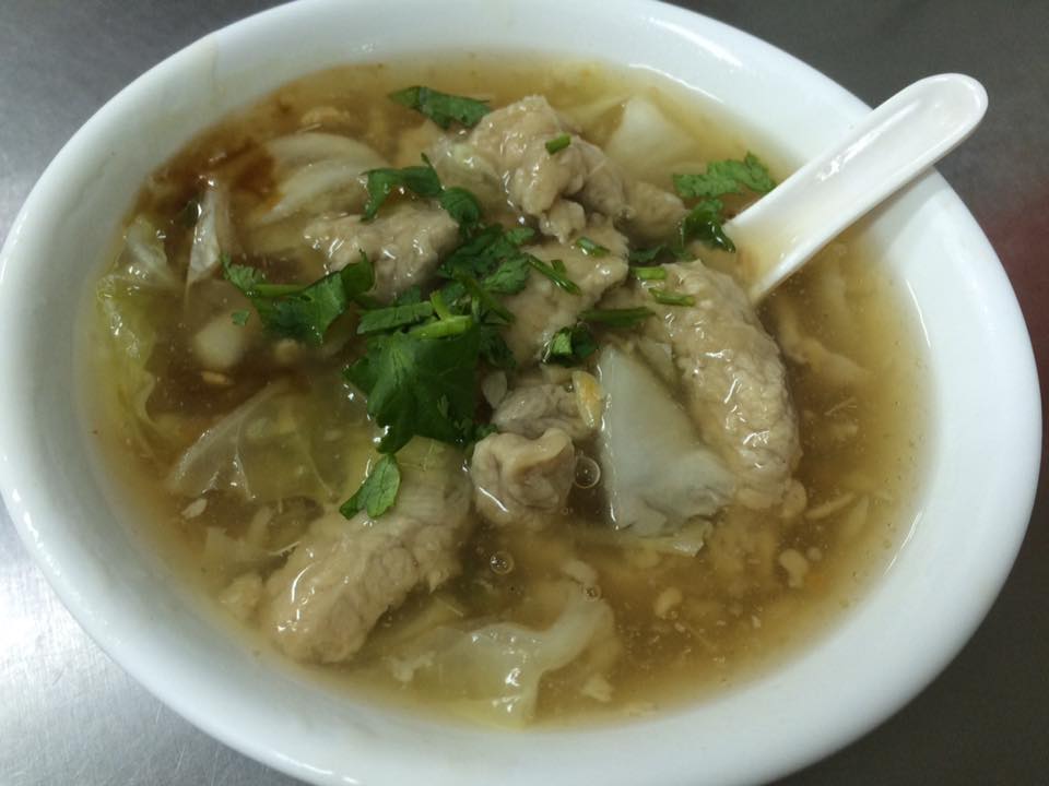 ▲位在士林華榮市場內，有間超高CP值的小吃店，店內主打兩道平民美食－滷肉飯、肉羹湯！（圖／網友提供）