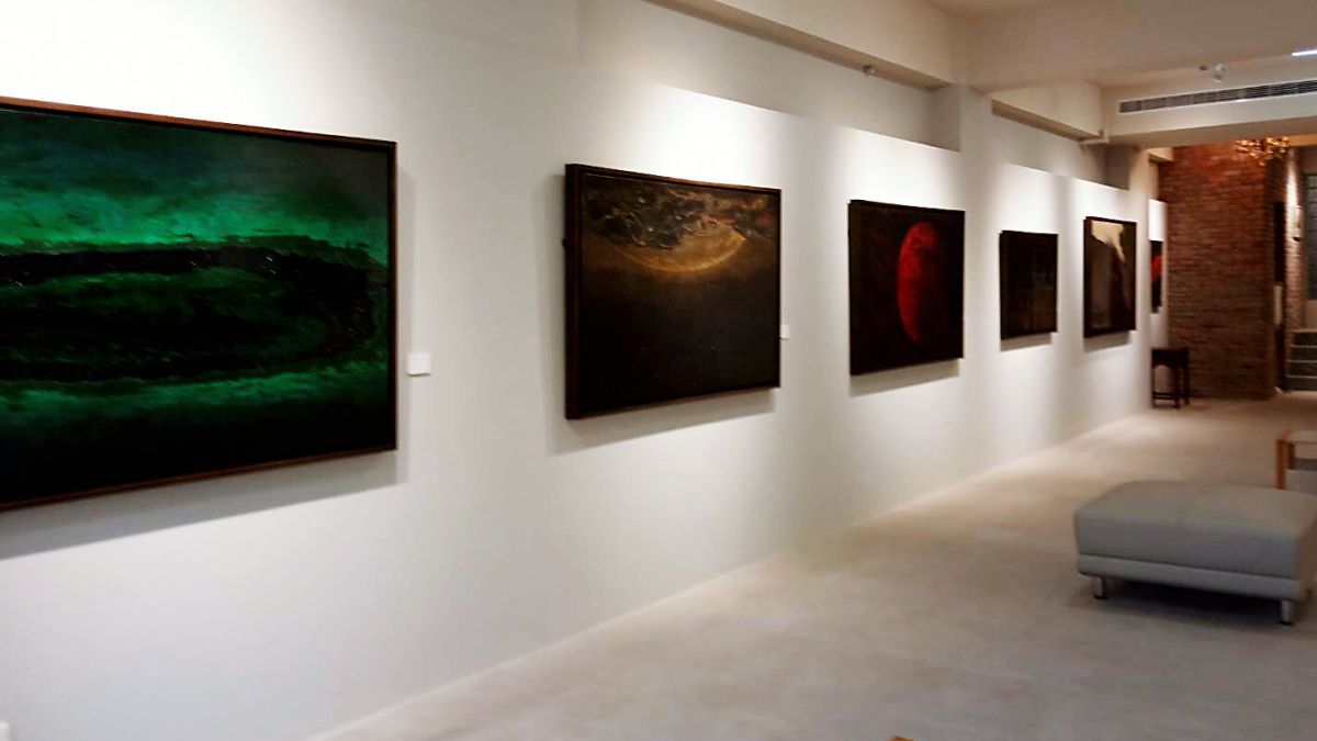 ▲ 阮春綠漆畫作品個展，展出星球與微塵兩個系列共34件作品。（圖／記者陳美嘉攝）