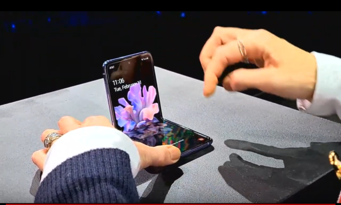 ▲三星發表了可折疊玻璃螢幕手機Galaxy Z Flip。（取自「三星Galaxy Unpacked 2020」發表會直播）