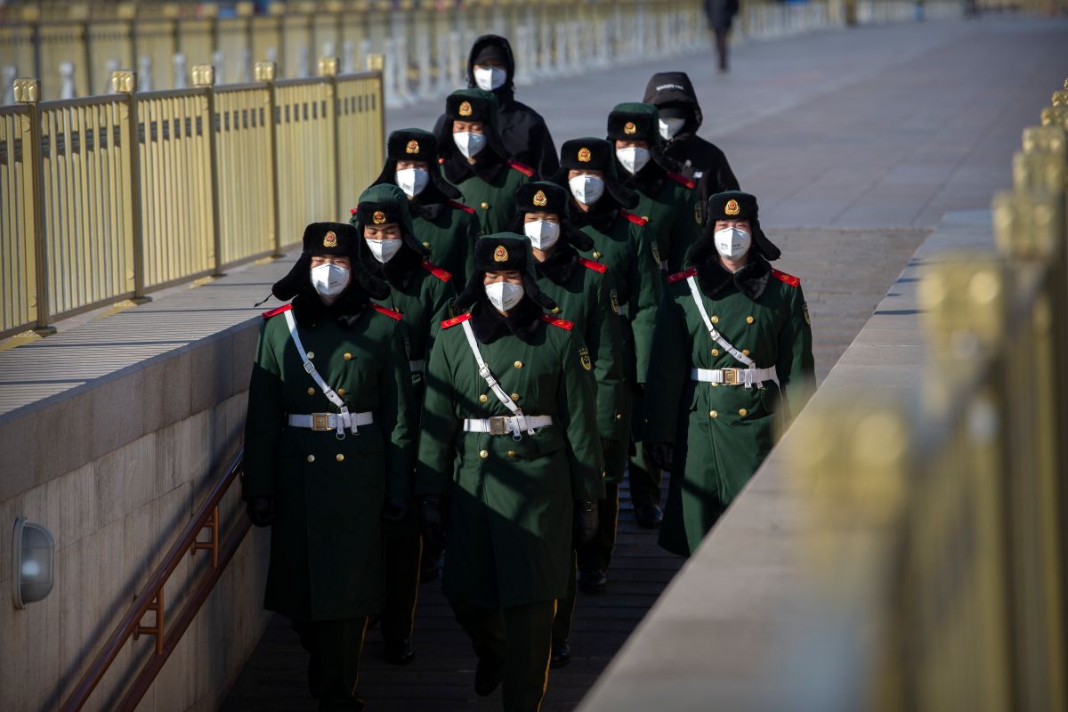 ▲譚德塞呼籲外界不可小覷武漢肺炎的威脅。圖為近日北京天安門廣場戴口罩巡邏的士兵。（圖／美聯社／達志影像）