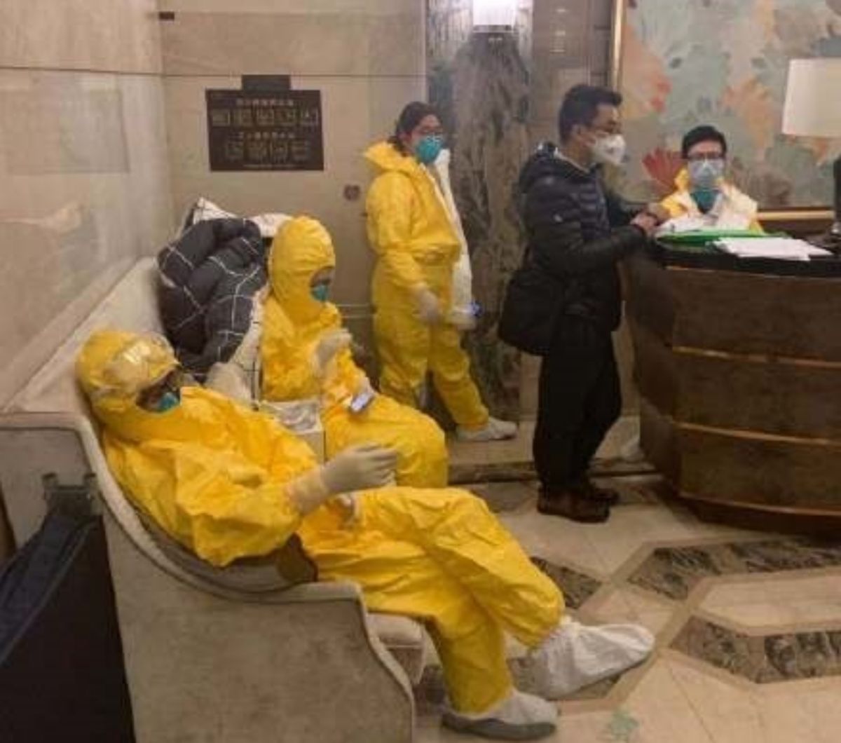 ▲在該棟大樓消毒並安排撤離事宜的防疫人員。（圖／翻攝自香港 01 ）