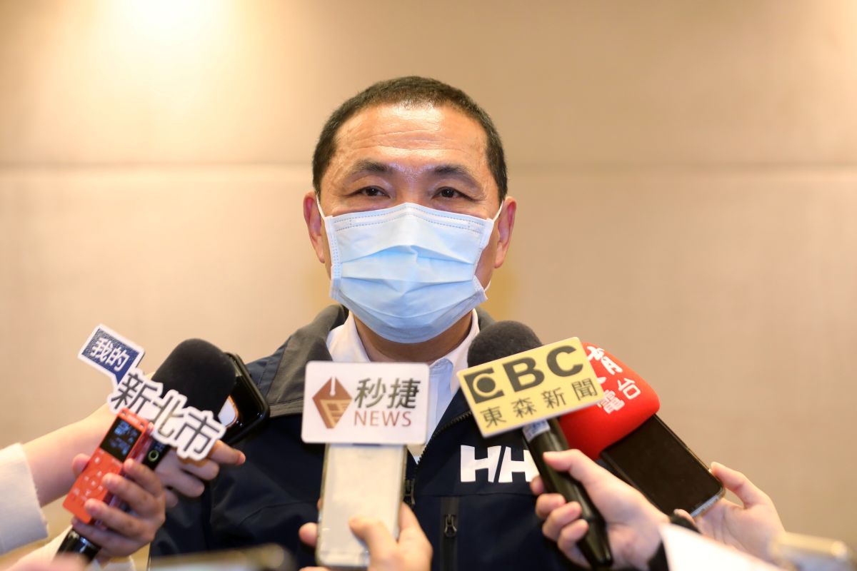 ▲侯友宜在市政會議中表示，受到影響的實體店面將，市府會用線上購物方式協助販售，若是公有商店，則會提供優惠與折扣。（圖／記者宋原彰攝，2020.02.12）