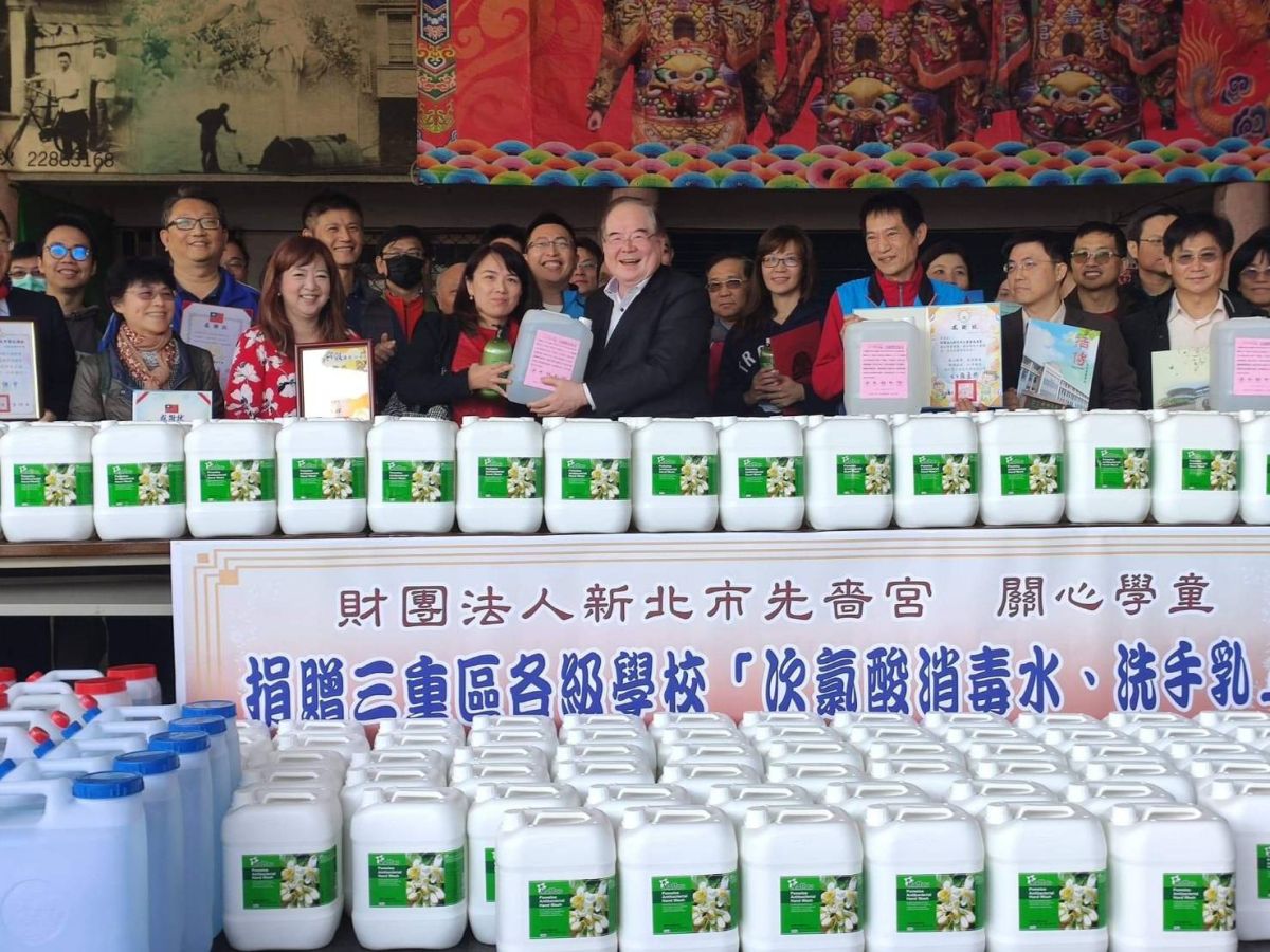 ▲新北市三重區先嗇宮今（12）日致贈2000公斤洗手乳及6000公升次氯酸水給三重地區各個學校。（圖／先嗇宮辦公室提供）