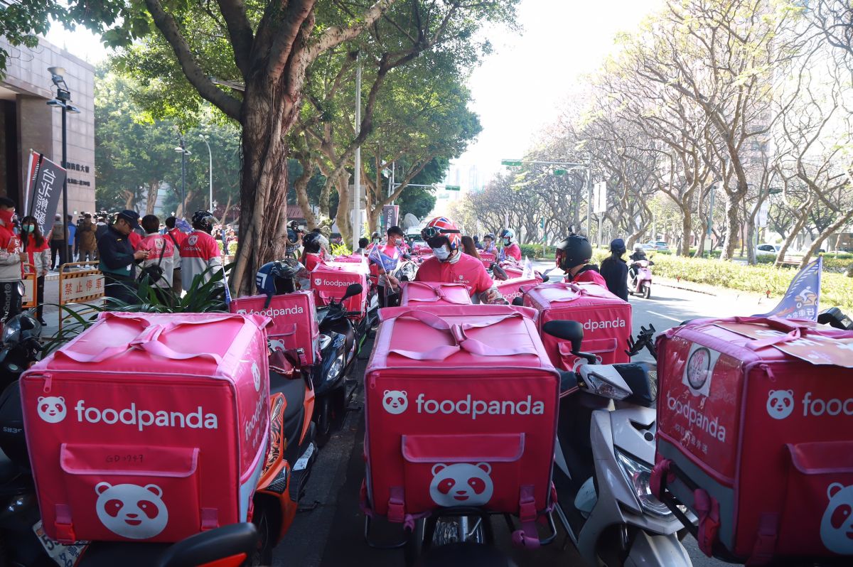 ▲約80台外送員機車今（12）日於北市集結遊行，控訴foodpanda變相減薪。（圖／記者葉政勳攝）