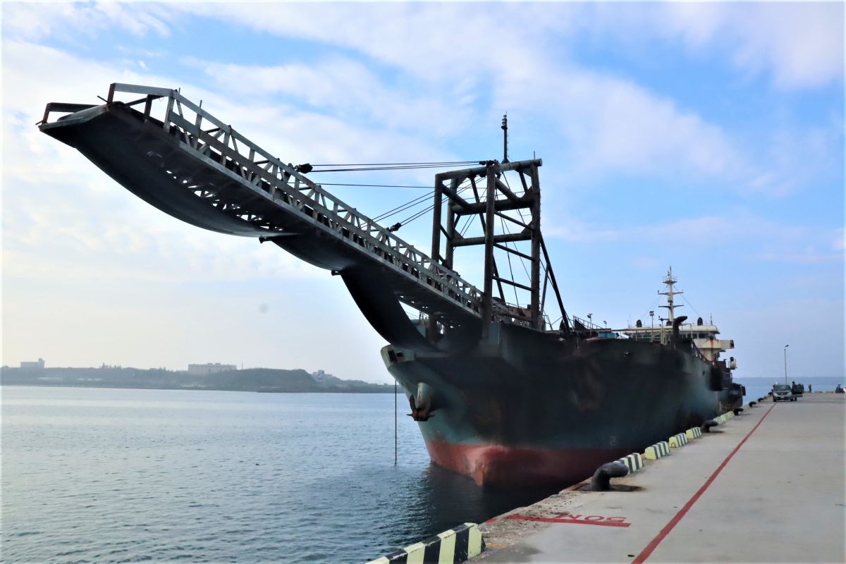 ▲台灣第一件因違反專屬經濟海域及大陸礁層法遭法院判決沒入的中國籍「豐溢9969號」、「長鑫36號」，因考量安全與拍賣作業執行，12日移泊興達港及高雄港。（圖／記者張塵攝，2020.02.12）