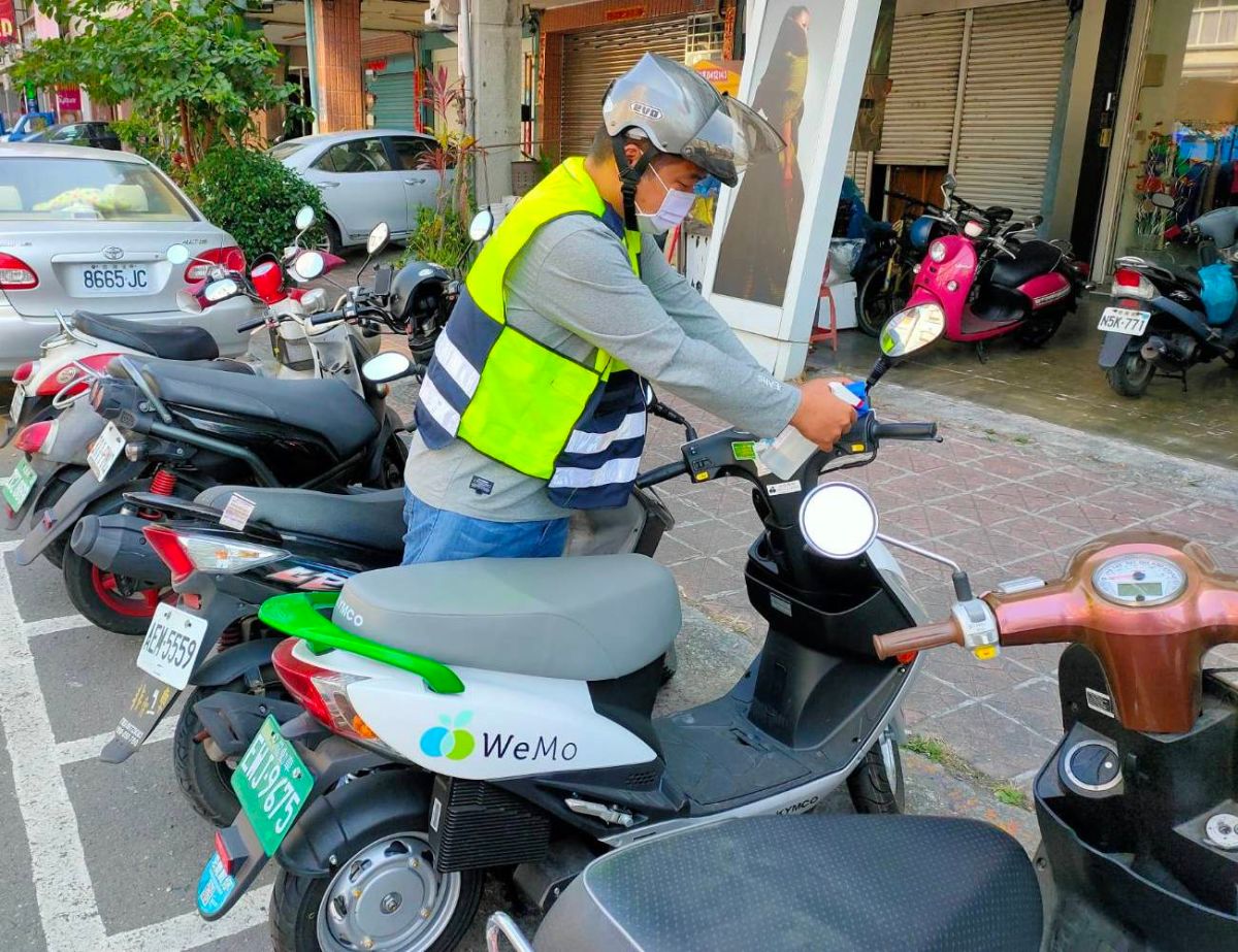 ▲高雄市威摩科技(WeMo Scooter)、iRent共享電動機車及夠酷比共享電動自行車等共享運具業者，就所屬提供的共享運具，進行車輛、安全帽配件與環境消毒作為。(圖／記者黃守作攝，2020.02.12)
