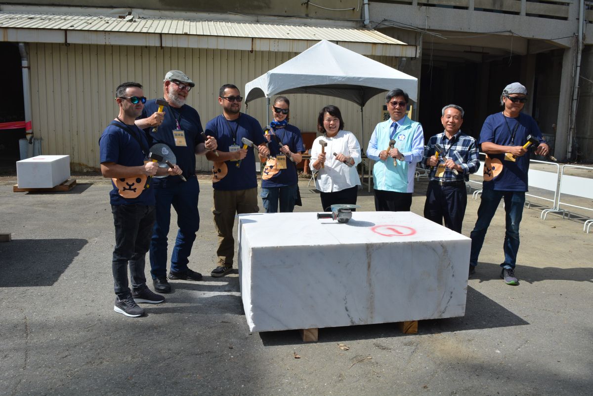 ▲嘉義市石猴大型雕刻創作營」12日起至2月27日在嘉義舊菸葉廠熱鬧展開。