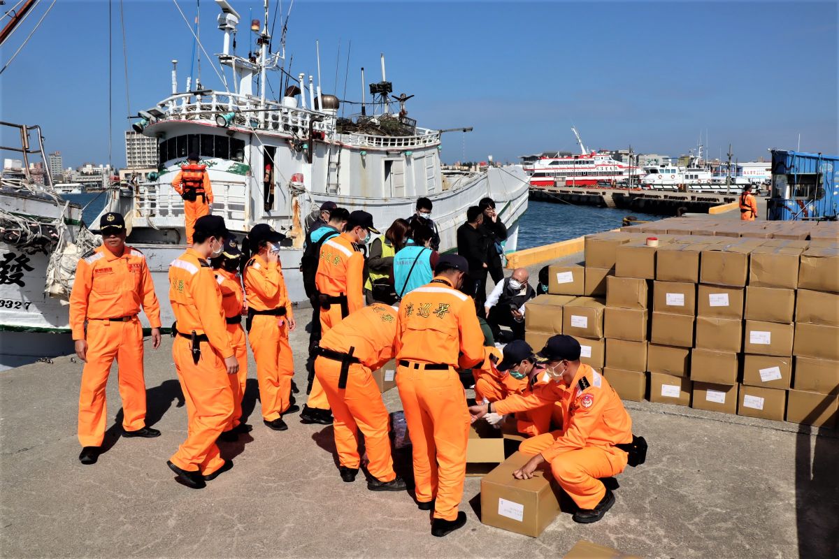▲武漢肺炎蔓延全台陷入口罩荒，澎湖馬公漁港安檢所12日查獲7萬多片的醫療與防塵口罩走私案件。（圖／記者張塵攝，2020.02.12）
