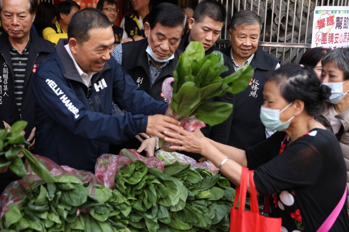 ▲新北市政府因此啟動「雙菜雙保」協助契作農友製作產銷履歷蔬菜及有機蔬菜保證銷售、保障價格等措施。（圖／新北市農業局提供）