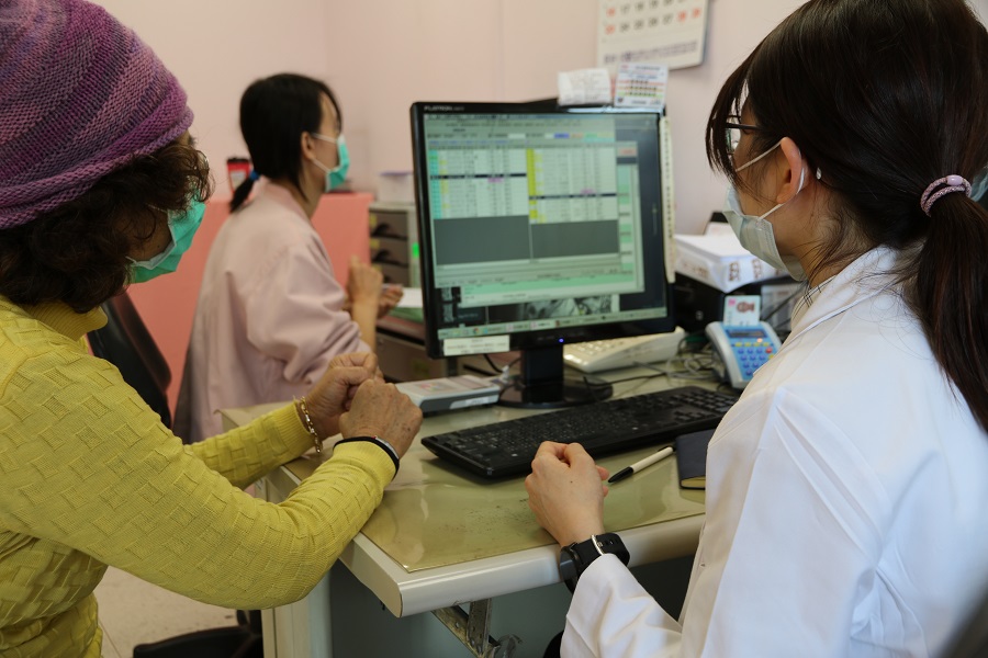 ▲新北市即起配發口罩給醫療院所的洗腎、癌症化學放射治療病患，或經醫師評估需頻繁就醫病友，以及住院陪病者（每日限一位）。（圖／新北市衛生局提供）