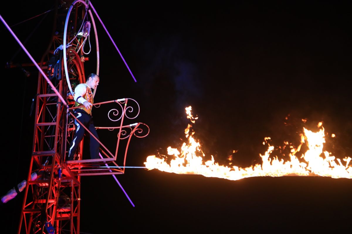 ▲台灣燈會后里馬場馬術競技場，「英國珍寶馬戲團」戶外大型高空特技，緊張刺激，觀眾大呼過癮。 (圖／新聞局提供2020.2.12)