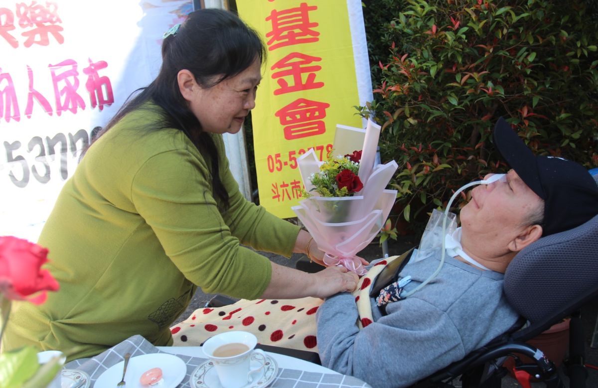 ▲中風成植物人和不辭辛勞照顧3年的黃姓夫婦，深情款款的提前渡情人節。（圖／記者簡勇鵬攝，2020.02.12）