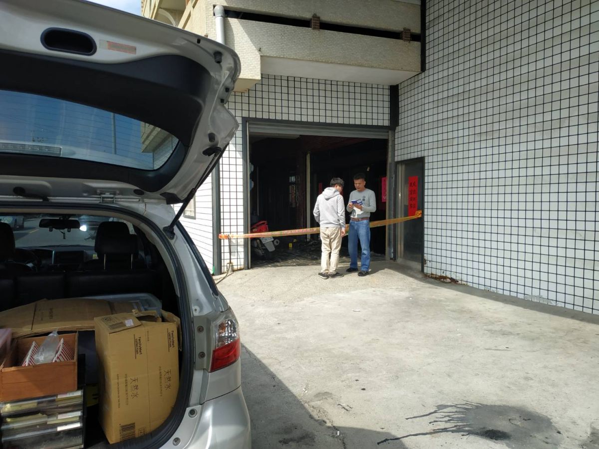 ▲歹徒侵門踏戶！彰化縣反芳苑火化場自救會總幹事楊四海在住家遭人毆打，現場血跡斑斑，警方拉封鎖線調查。（圖／記者陳雅芳翻攝，2020.02.12）