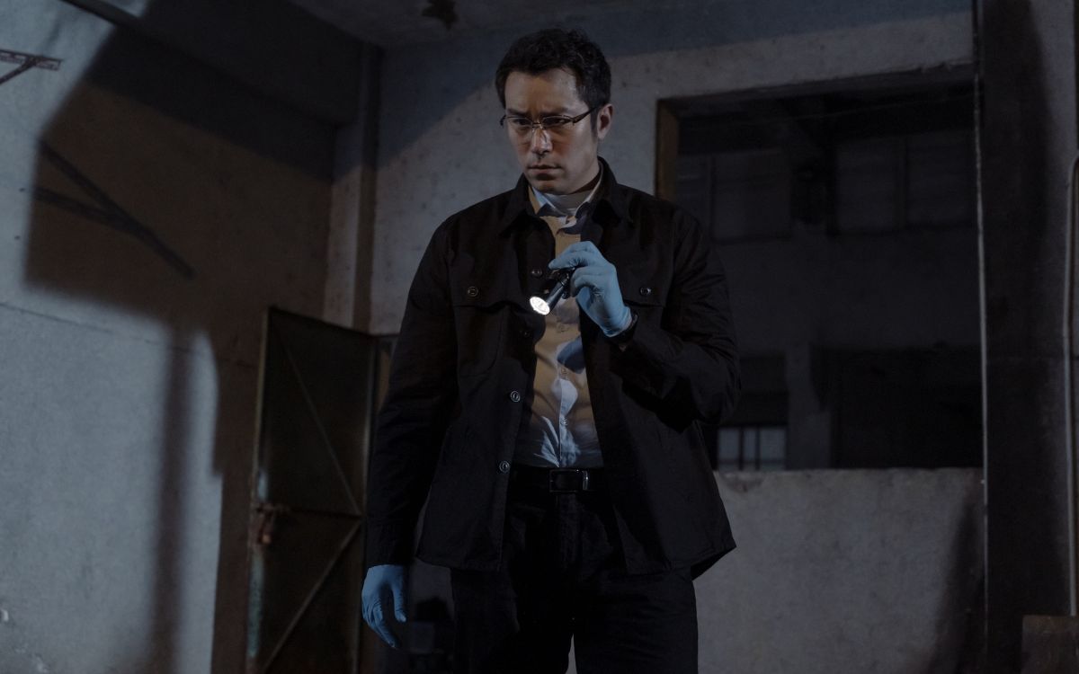▲張孝全在新作《誰是被害者》中飾演患有亞斯伯格症的鑑識官⽅毅任。（圖／Netflix提供）