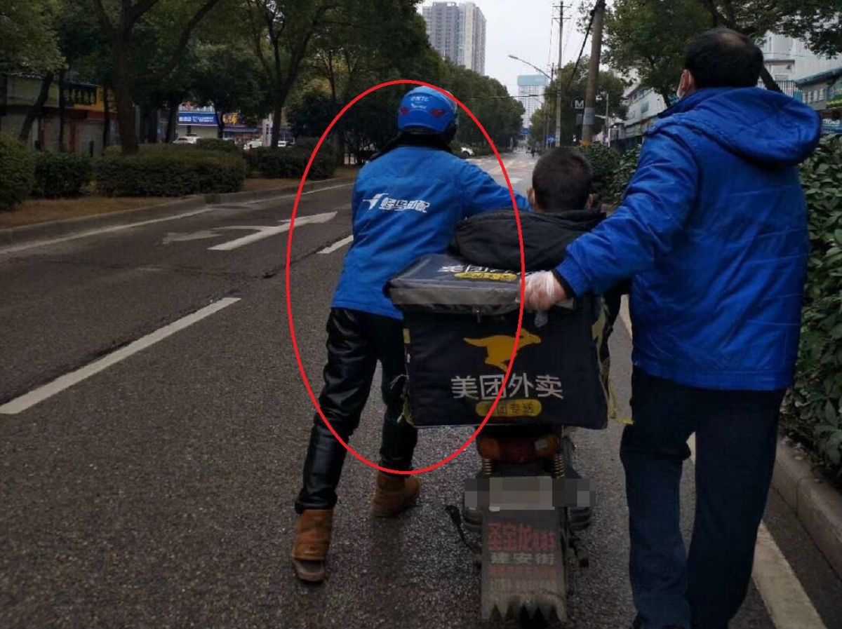 ▲外送員幫送患者。（圖／翻攝微博）