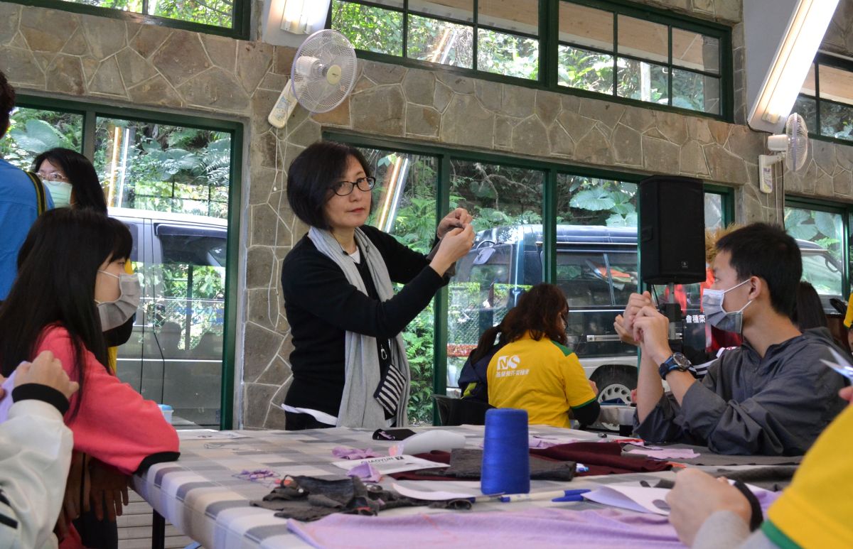 ▲「零廢」的講師陳嫦玫為院生示範口罩DIY製作步驟。（圖／基督教芥菜種會提供）