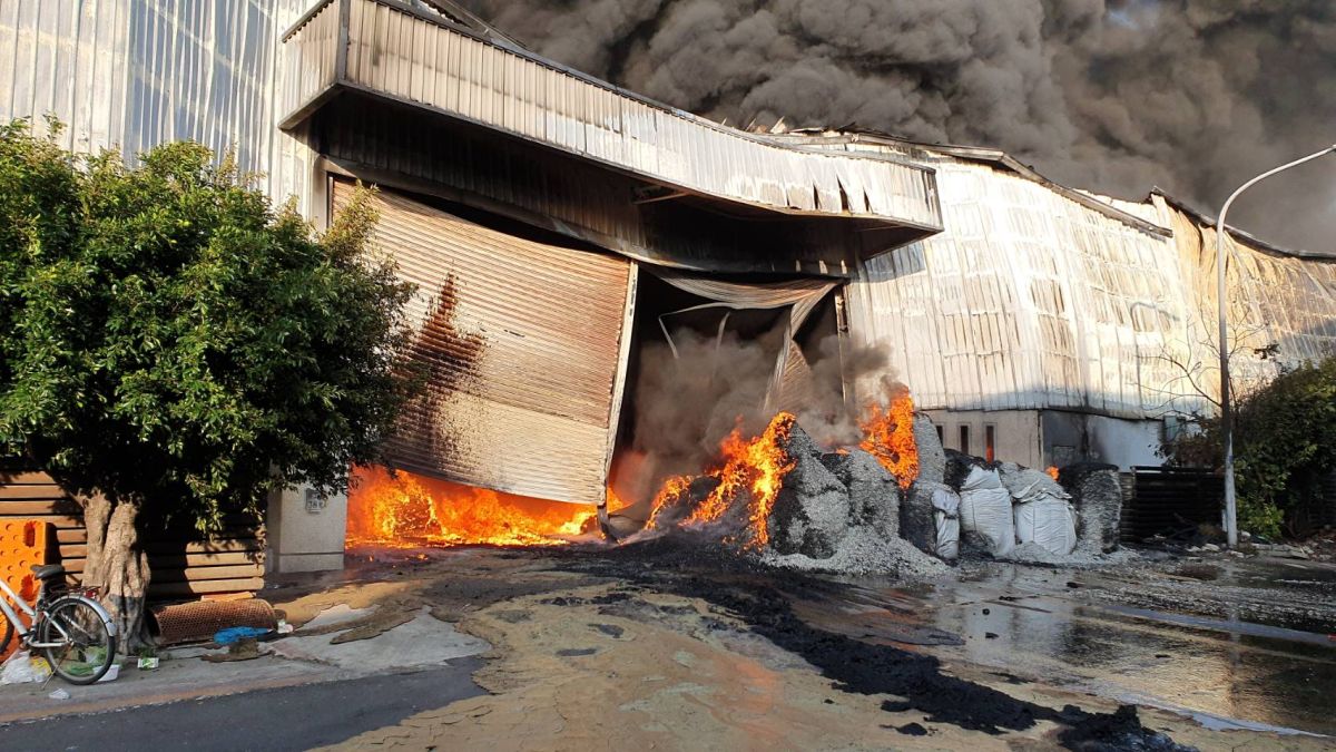 ▲埤頭鄉興工路一處塑膠工廠驚傳大火，約200多平方公尺的廠房陷入一片火海濃煙中。（圖／記者陳雅芳翻攝，2020.02.12）