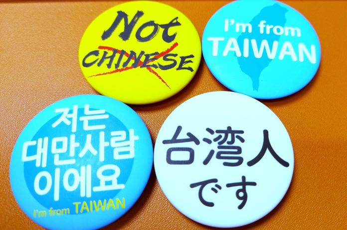▲486先生一行人在背包別上「我是台灣人」系列胸章。（圖／臉書）