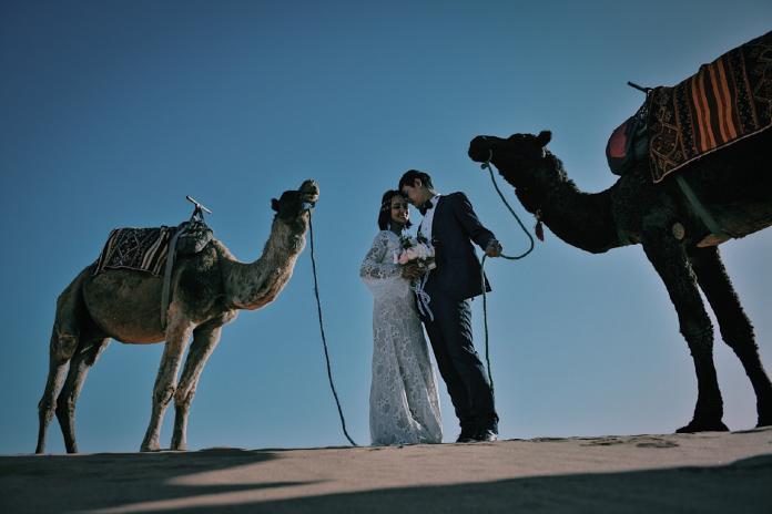 ▲張勛傑與旅遊達人唐宏安體驗拍攝沙漠婚紗。（圖／八大綜合台）