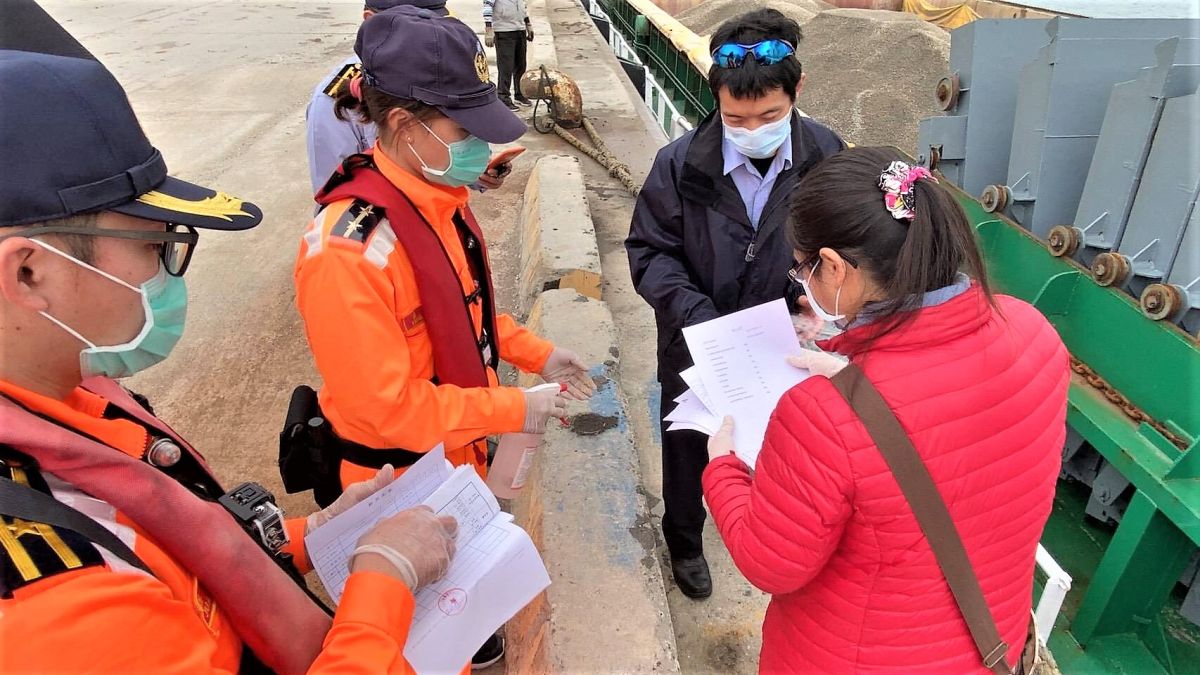 ▲兩艘大陸籍砂石輪泊靠澎湖尖山貨運碼頭，第七岸巡隊成立專案編組並動員6車14人，執行CIQS入境通關檢查作業。（圖／澎湖第七岸巡隊提供）
