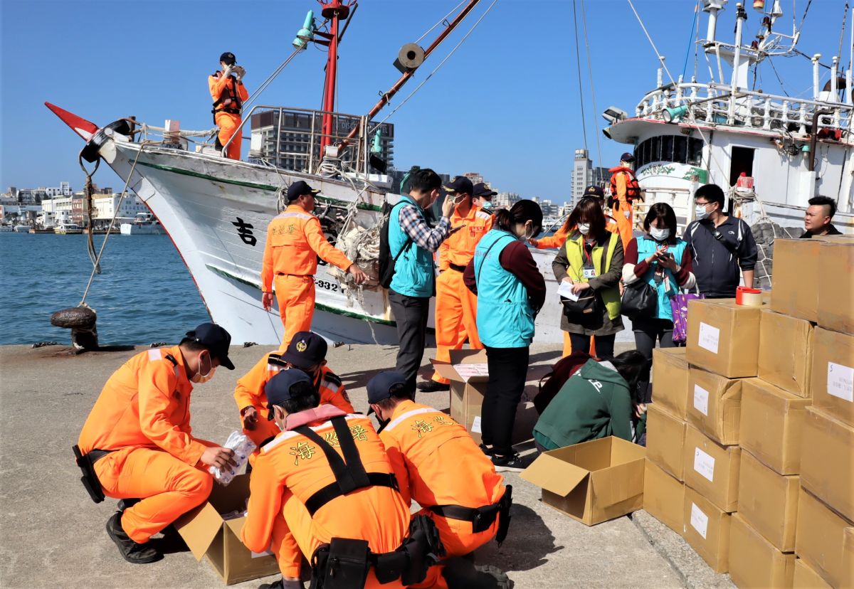 ▲馬公漁港查獲7萬1,000片口罩，澎湖地檢署認定涉有違反藥事法、刑法之不法囤積生活必需用品等罪嫌，立即主動分他案偵辦。（圖／記者張塵攝，2020.02.13）