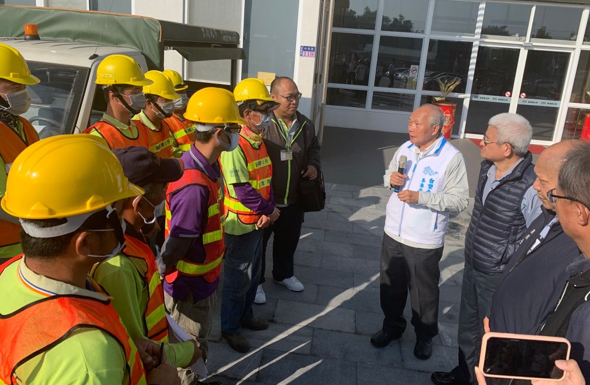 ▲副總陳文仰勉勵防疫工作人員做好環境消毒有備無患。（圖／記者蘇榮泉攝，2020.02.13）