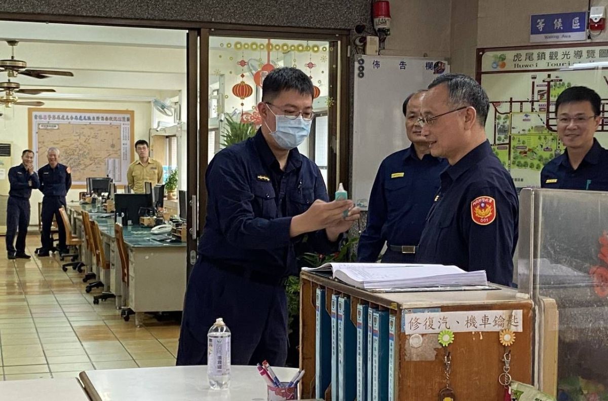 ▲警政署長陳家欽親至虎尾分局虎尾派出所第一線防疫單位慰問員警。（圖／記者蘇榮泉攝，2020.02.13）
