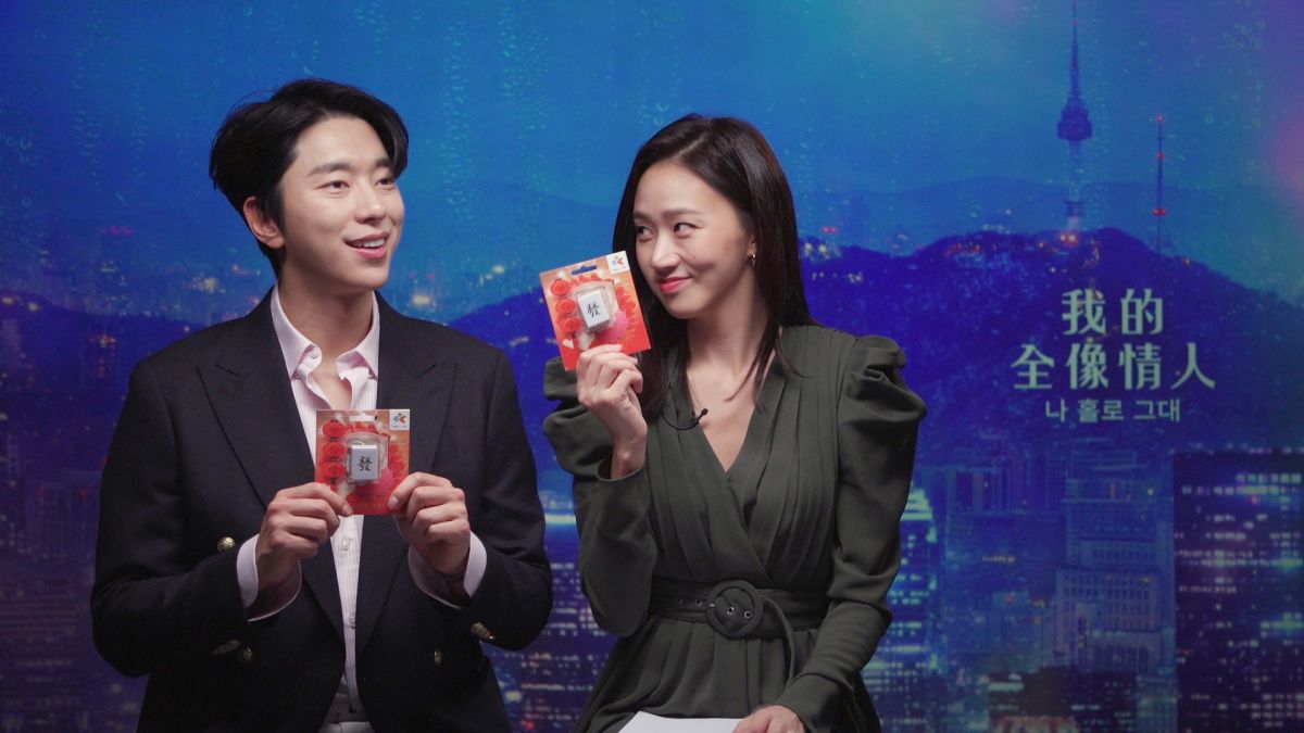 ▲尹賢敏、高聖熙拿著麻將發一卡通願「大發」。（圖／Netflix）