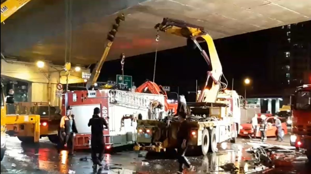 ▲ 高市消防局水箱車出勤途中與大貨車擦撞後翻覆。（圖／記者郭俊暉攝 , 2020.02.13）