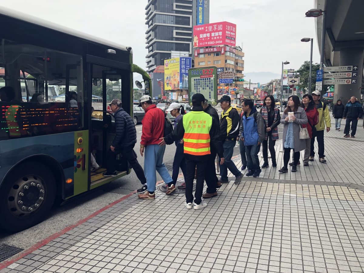 ▲配合花季活動，台北市公共運輸處協調客運業者，自明（ 15 ）日起闢駛花季專車輸運人潮。（圖／台北市公共運輸處）