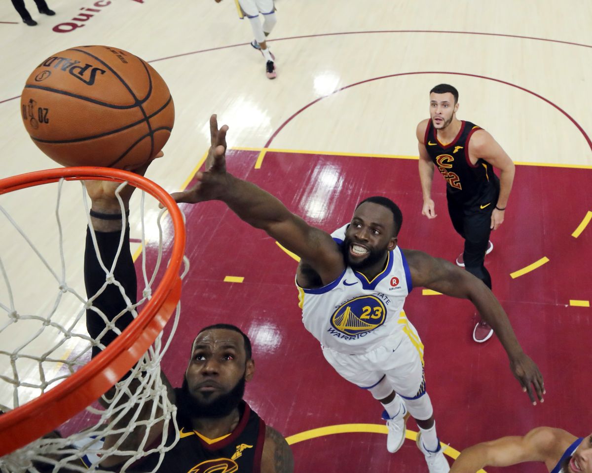 騎士「詹皇」LeBron Jame上籃勇士大前鋒Draymond Green試圖封阻。（圖／美聯社／達志影像）