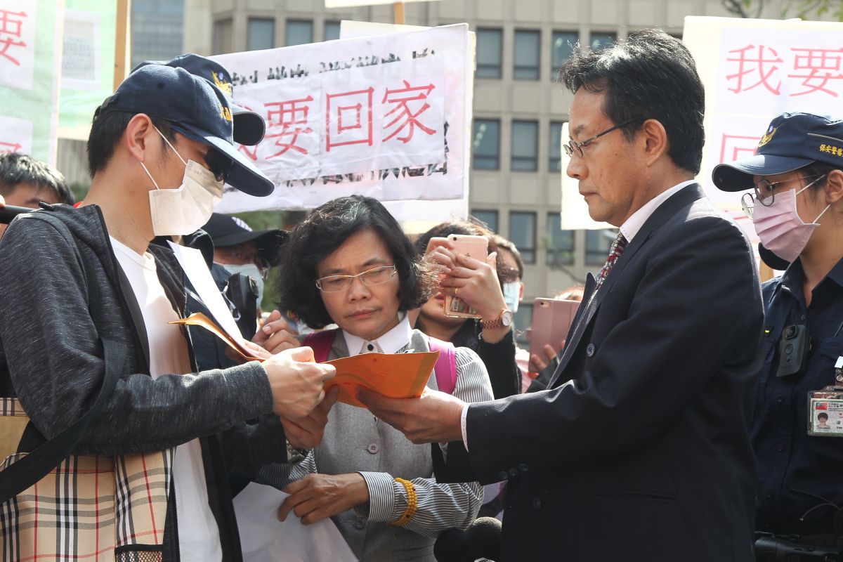 ▲滯留湖北台人家屬14日前往陸委會陳情，希望政府能開放包機讓他們的家屬回來。陸委會派出專員接收陳情書。（圖／記者葉政勳攝, 2020.2.14）