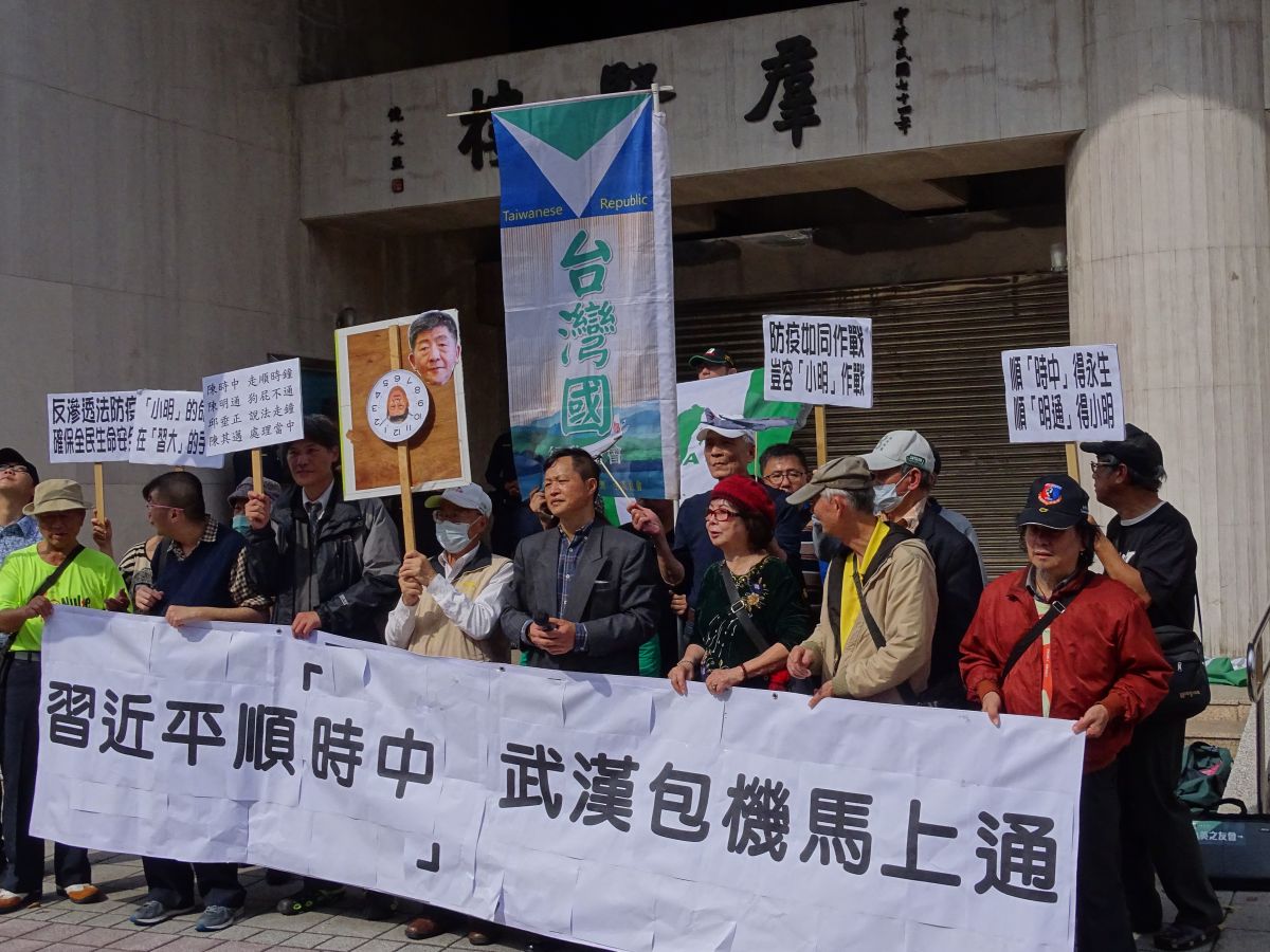 ▲湖北台人家屬前往陸委會陳情，希望能讓滯留家人早日回台，獨派團體也前來嗆聲，大喊「習近平順時中 武漢包機馬上通」。（圖／記者呂炯昌攝, 2020.2.14）