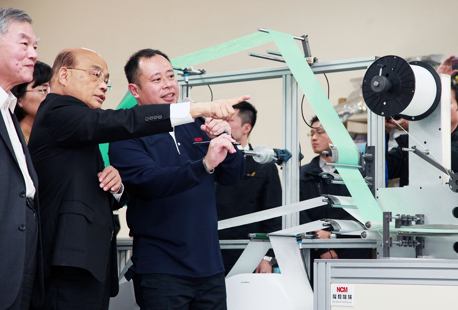 ▲行政院長蘇貞昌今（14）日視察鶯歌口罩機台製造廠，確定政府新購置的60條產線能順利運作。（圖／記者宋原彰攝，2020.02.14）