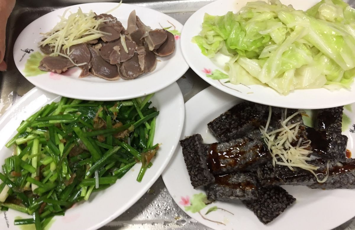 ▲有網友提問「燙青菜多少錢才合理？」沒想到全場答案幾乎一面倒。（圖／記者陳惲朋攝)