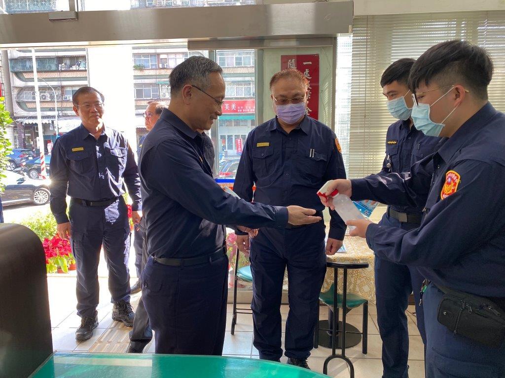 ▲陳家欽日前特別前往高雄市警局慰問同仁辛勞並頒發慰問金，還不忘以身作則測量額溫、噴灑酒精洗手等落實防疫要求。（圖／高雄市政府警察局提供）