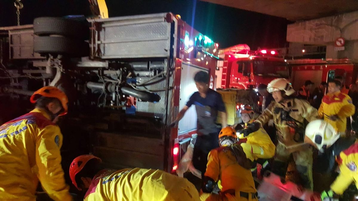 ▲高雄市鳳祥消防分隊昨(13)日晚一輛消防水箱車與拖板車車禍，造成5名消防隊員受傷，其中1人失去生命跡象。(圖／記者郭凱杰翻攝，2020.02.14)