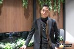 IMG_7908 ▲AKIRA超寵妻,口罩優先給老婆戴。(圖/記者朱永強攝)