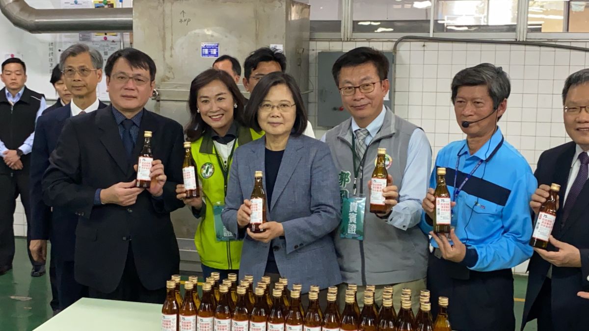 ▲總統蔡英文視察防疫用酒精生產情形。（圖／記者陳聖璋攝，2020.02.14）