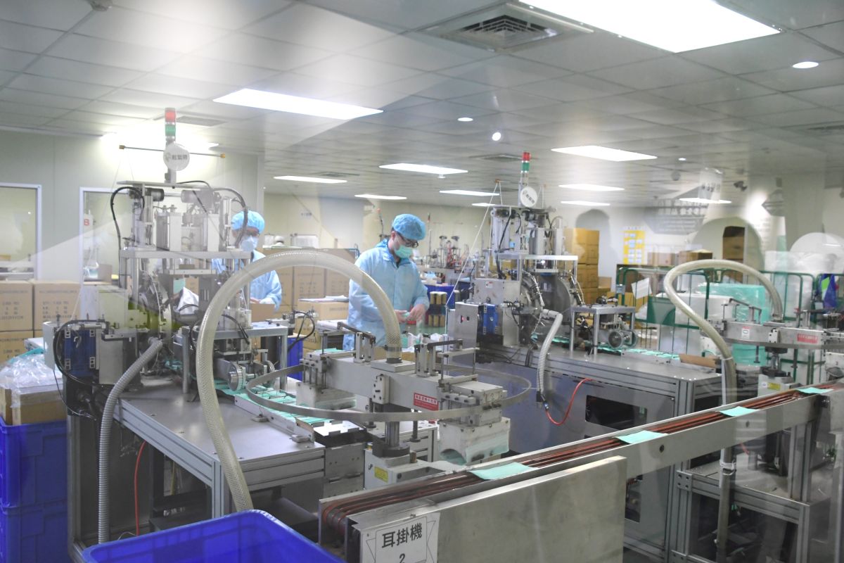 ▲彰化縣共11家有生產醫用及外科手術的口罩工廠，華新口罩工廠再新增3條生產線日生產約30萬片，可望紓解口罩荒。（圖／記者陳雅芳攝，2020.02.14）