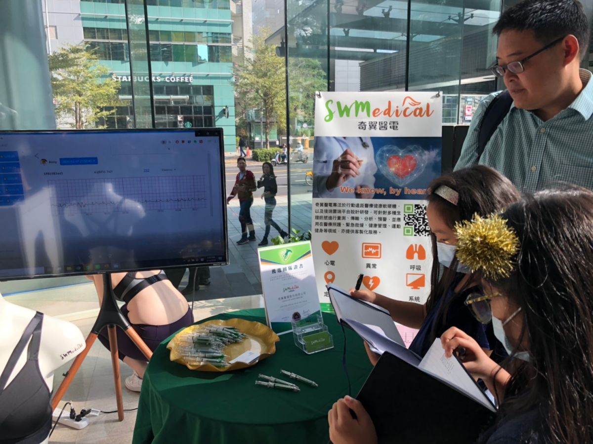 ▲「奇翼醫電」，透過智慧穿戴裝置以及APP，偵測使用者的心律與呼吸狀況。（記者趙毓琪攝）