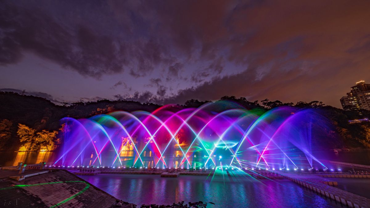 ▲2020碧潭水舞光影秀首度採用雷射及水幕投影科技，要給遊客磅礡震撼的觀賞感受。（圖／新北市觀光旅遊局提供）