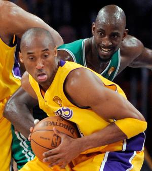Kevin Garnett, Kobe Bryant ▲Kevin Garnett和Kobe Bryant在比賽中進行對抗。(圖/美聯社/達志影像)