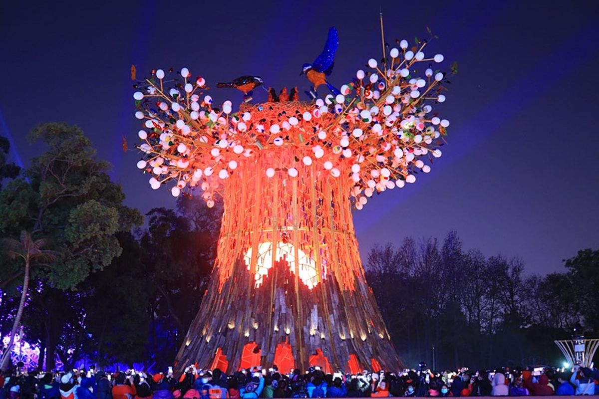 ▲因應全台元宵燈節活用電，台電出動近2千人、舖設線路近3萬公尺，期盼點亮美麗夜晚光明，圖為台灣燈會主燈「森生守護-光之樹」。(圖／台中市政府提供)