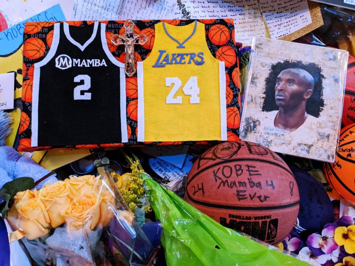 ▲球迷穿著驟逝球星「黑曼巴」Kobe Bryant的球衣致敬，進場看NBA明星賽。（圖／美聯社／達志影像）