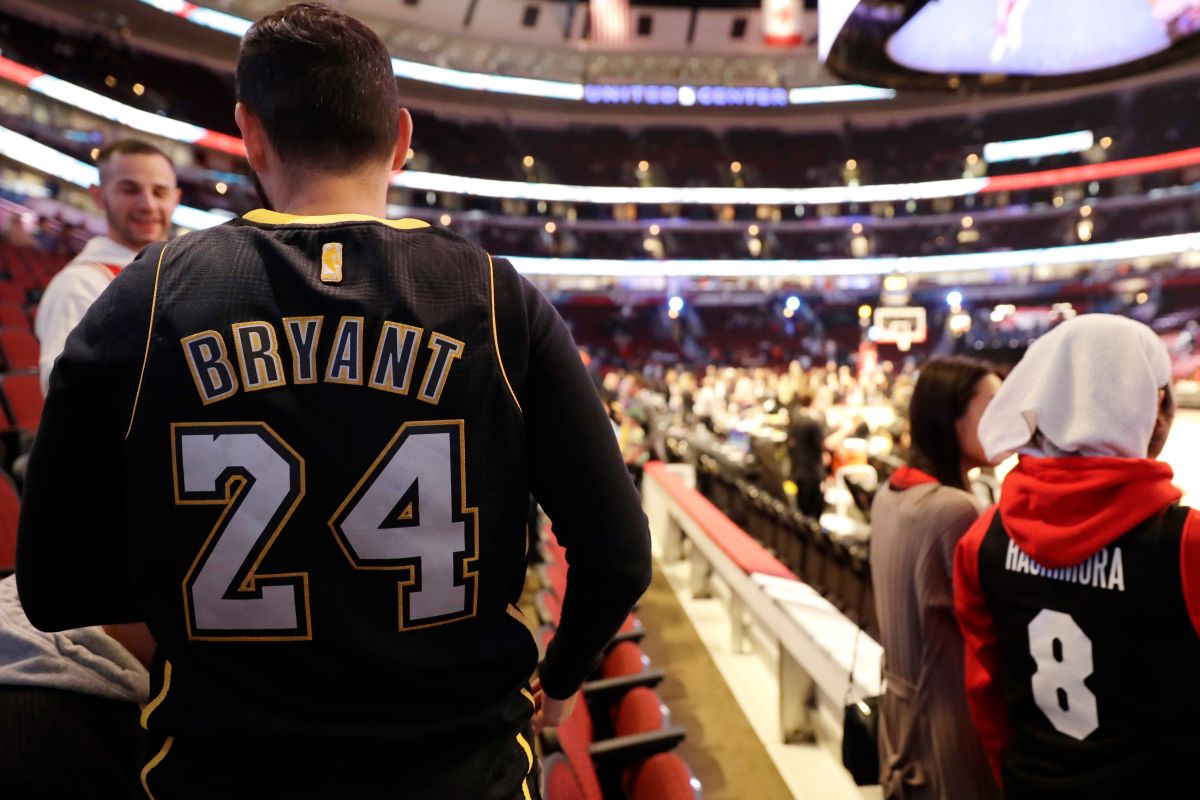 ▲球迷紀念驟逝的湖人傳奇球星「黑曼巴」Kobe Bryant（圖／美聯社／達志影像）