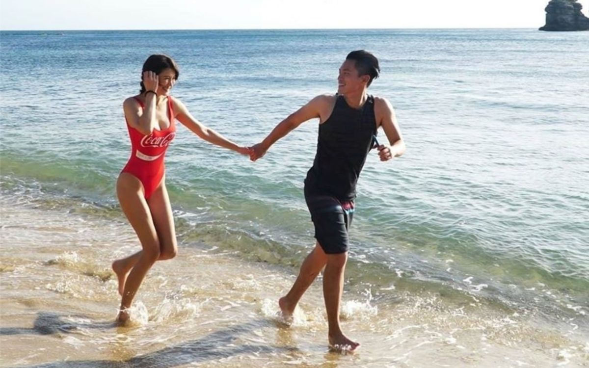 ▲許孟哲（右）緊牽老婆趙孟姿（左）。（圖／翻攝臉書） 