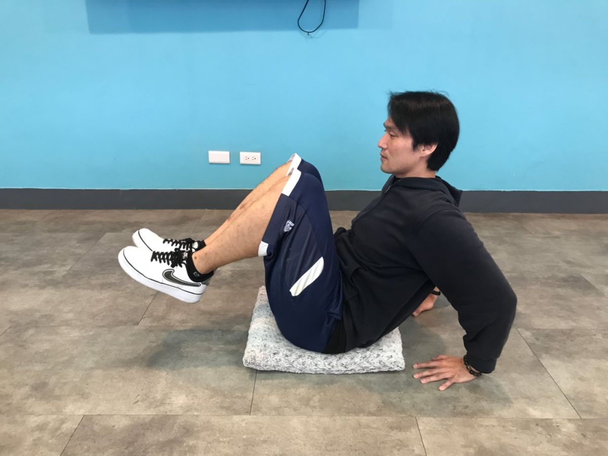 ▲板橋國民運動中心教練示範下肢的運動及核心訓練等，只要多做幾組循環，也可以達到上健身房效果。（圖／記者陳志仁攝）