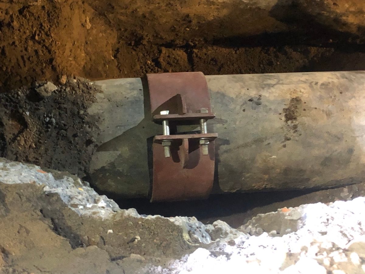 ▲近日針對台北市內湖區新明路油氣外洩案，中油今（15）日凌晨找到漏油處，將於27日前完成換管工程。圖為夾管止漏作業。（圖／中油提供）